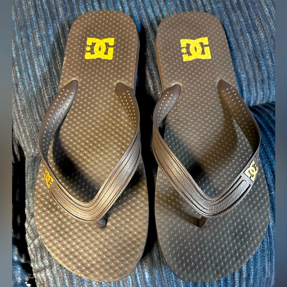 DC Flip Flops Men 6-7, Women 7-8